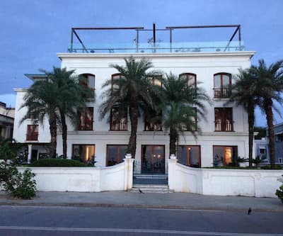 https://imgcld.yatra.com/ytimages/image/upload/t_hotel_yatra_city_desktop/v1431951504/Domestic Hotels/Hotels_ Pondicherry /The Promenade/Overview_3.jpg